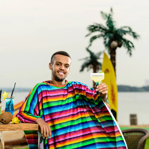 Yakışıklı, gülümseyen Meksika barmen ayakta tarih seçici odak 