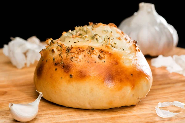 Close-up de pão de pizza caseiro mini coberto com queijo, alho a — Fotografia de Stock