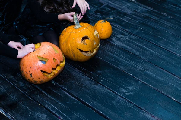 Cabeza de calabaza de Halloween Jack linterna sobre fondo de madera oscura wi —  Fotos de Stock