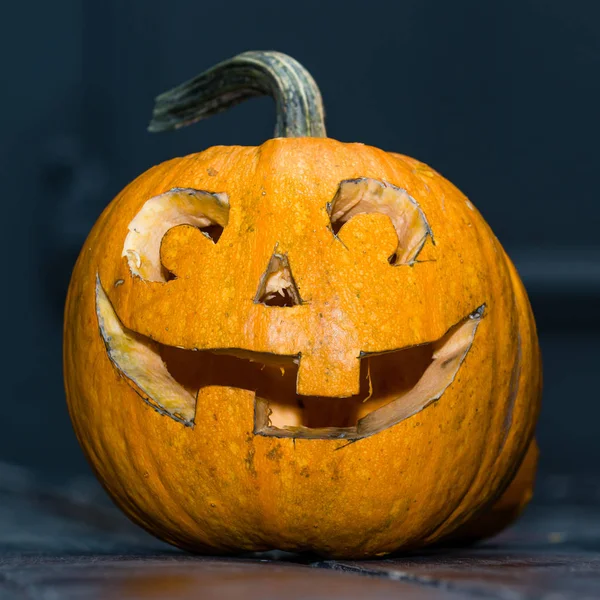 Cadılar Bayramı Balkabağı kafa jack fener koyu ahşap arka plan, c üzerinde