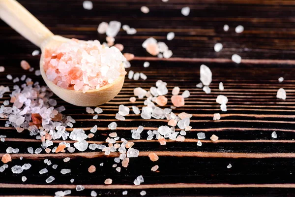 Pink and white rock salt in wooden spoon on wood background, sel — Stock Photo, Image