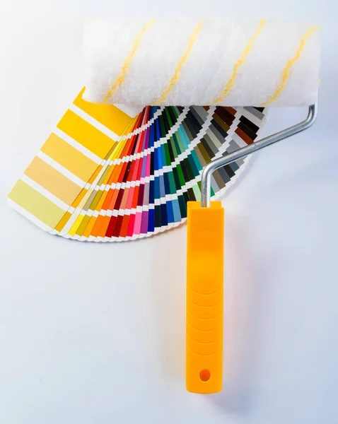 페인트 롤러와 빛 바탕에 화려한 페인트 샘플 — 스톡 사진