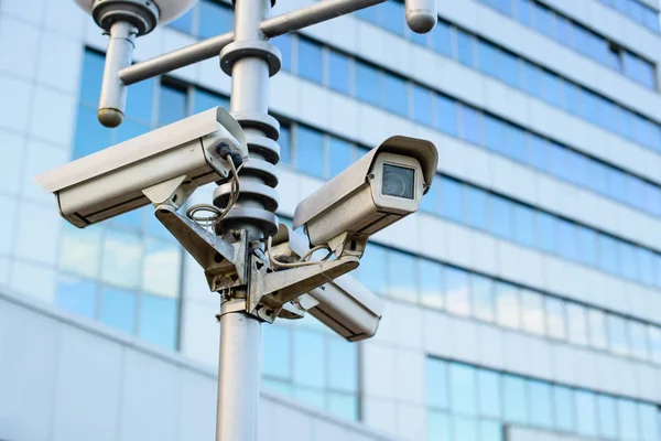 Öffentliche städtische Videokameras am Laternenpfahl über dem Himmel, — Stockfoto