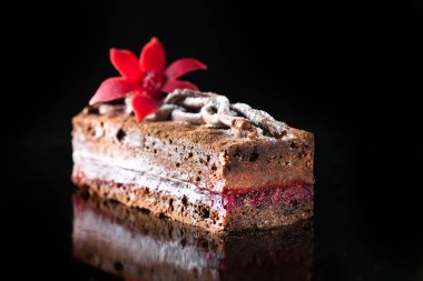 Kırmızı mastik çiçek ve toz sug lezzetli çikolatalı kek