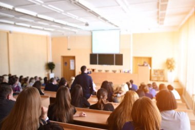 Arkadan Görünüş oturan ve konferans salonunda, sel dinleyerek öğrencilerin