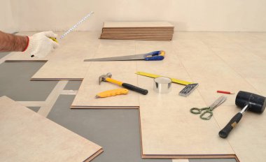 W döşeme sırasında ahşap parke kartını takma işçi marangoz