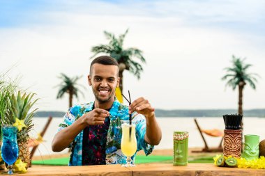 Barın yakınında duran yakışıklı Latin Amerika barmen sayaç,