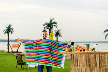 Yakışıklı, gülümseyen Meksika barmen yakın duran önden görünümü 