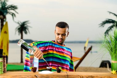 Renkli panço yakışıklı Meksika barmen tarih seçici odak