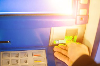 El ATM kartı banka makine ekleme