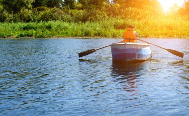 Ben dostum hayat açık su Nehri üzerinde bir tekne kürek ceketli