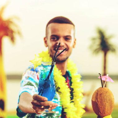 Barın yakınında duran yakışıklı gülümseyen Latin Amerika barmen 