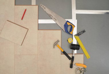 Sırasında ahşap parke kartını takma