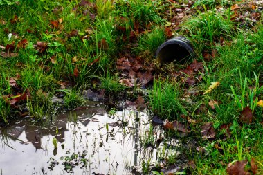 Kanalizasyon su küçük puddl ile drene menfez boru delik sistemi