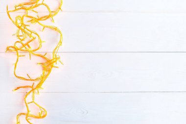 Noel ışıkları arka plan. Tatil parlak garland hafif ahşap üzerine