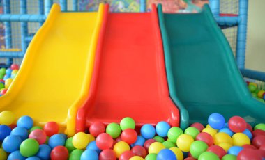 Seçici odak havuzu çocuk playgr üzerinde renkli topları
