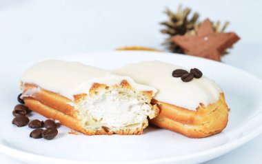 Geleneksel Fransız tatlı. Vanilyalı krema ile lezzetli eklerleri