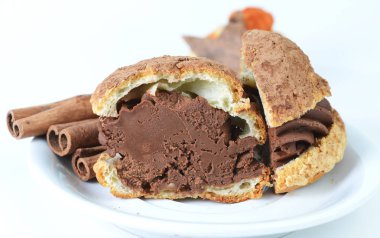 Taze pişmiş çikolata tatlı lezzetli krem kurabiye kesilerek 