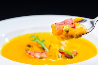 Lezzetli ve iştah açıcı kabak krem yeme işlemi çorba wi