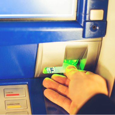 Para, çekmek için banka makineye ATM kartı takma el ton