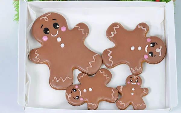 Christmas homemade gingerbread men cookies in white box, top vie — Stock Photo, Image