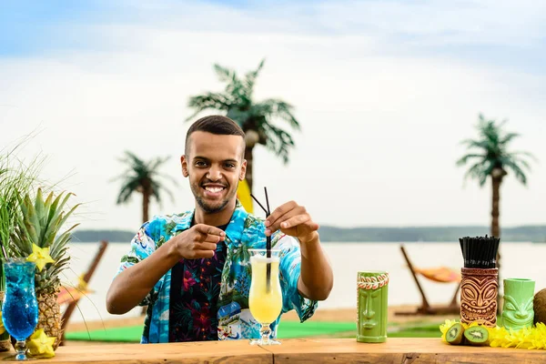 Barın yakınında duran yakışıklı Latin Amerika barmen sayaç,