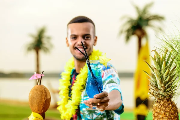 Barın yakınında duran yakışıklı gülümseyen Latin Amerika barmen 