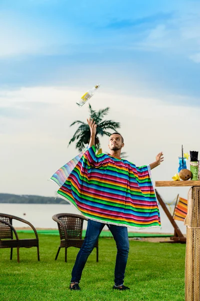 Renkli panço yakışıklı olumlu Meksika barmen atar