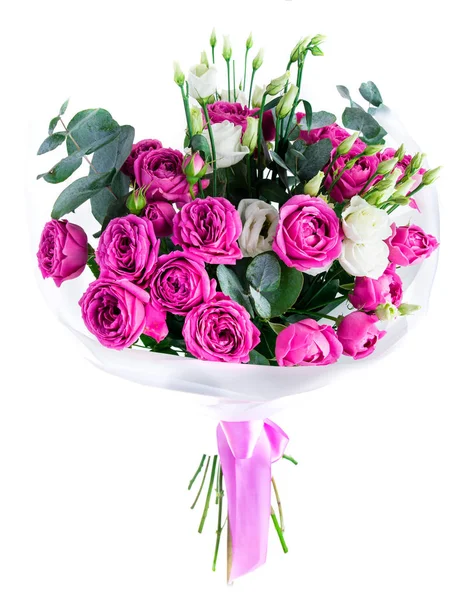 Ramillete de hermosas rosas rosadas y blancas frescas con cinta rosa — Foto de Stock