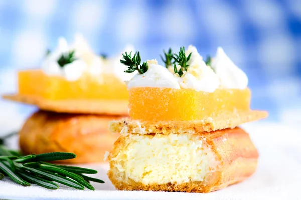 Geleneksel Fransız tatlı. Lezzetli pasta tatlı krema ile 