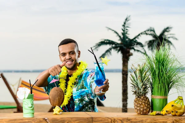 Barın yakınında duran yakışıklı gülümseyen Latin Amerika barmen 