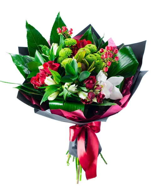 Hermoso ramo de flores rojas, blancas y verdes envueltas en dar — Foto de Stock