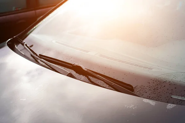 Tergicristalli di un'auto grigia con gocce dopo aver piovuto a raggi — Foto Stock