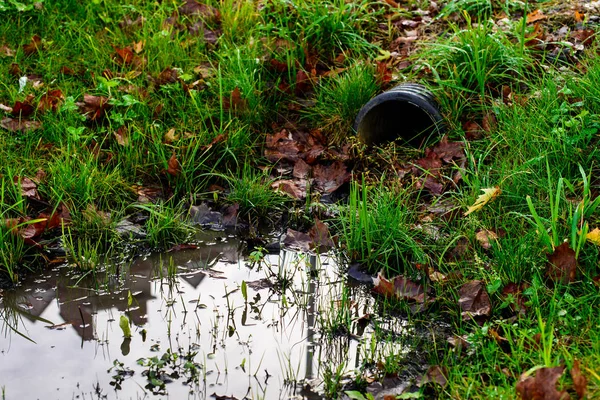 Kanalizasyon su küçük puddl ile drene menfez boru delik sistemi