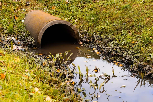 Kanalizasyon su küçük puddl ile drene menfez boru delik sistemi