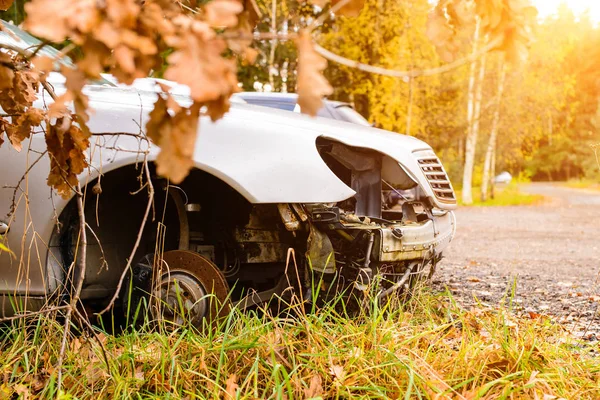 Araba kazası, hasarlı araç yolda kalan şiddetli yağış sonrası