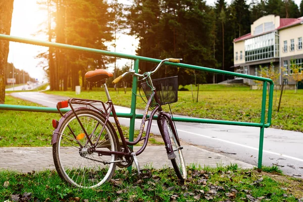 Bicicleta con cesta aparcada cerca de barandillas urbanas — Foto de Stock