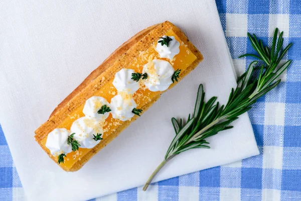 Geleneksel Fransız tatlı. Lezzetli pasta tatlı krema ile 