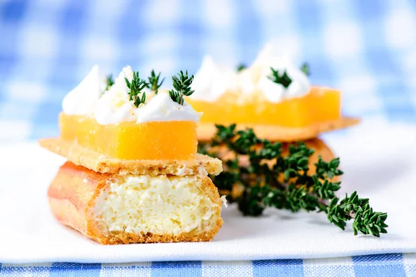 Geleneksel Fransız tatlı. Lezzetli pasta tatlı krema ile 