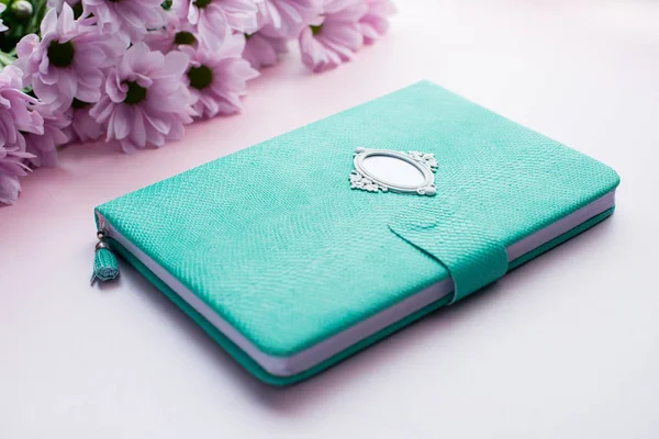 Kadın günlüğü ve güzel kasımpatı çiçekleri pembe tablo. P