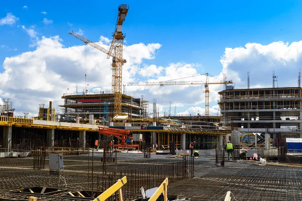 Site de construction avec grues et bâtiments contre ciel bleu. Bonjour. — Photo