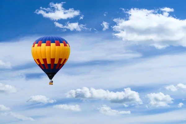 Hot air colorful ballon against blue sky with white fluffy cloud — Stock Photo, Image