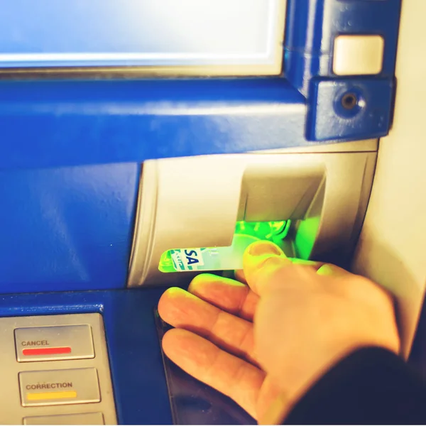 Para, çekmek için banka makineye ATM kartı takma el ton