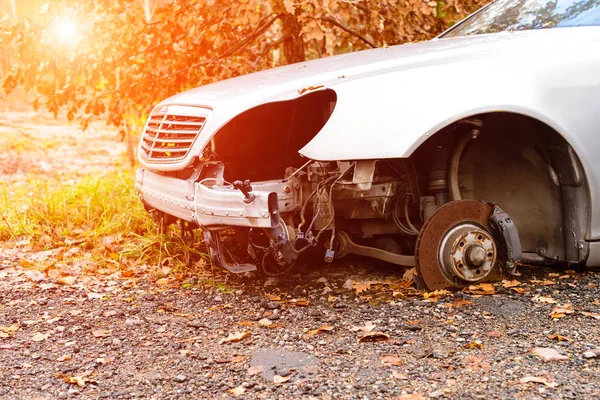 Araba kazası, hasarlı araç yolda kalan şiddetli yağış sonrası