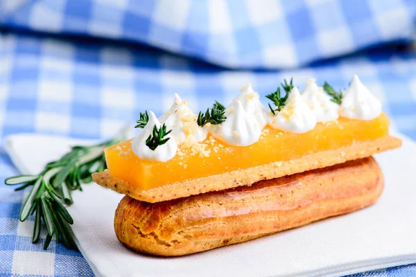 Geleneksel Fransız tatlı. Lezzetli pasta tatlı krema ile 