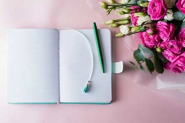 Diário da mulher, caneta e belas flores na mesa rosa com copysp — Fotografia de Stock