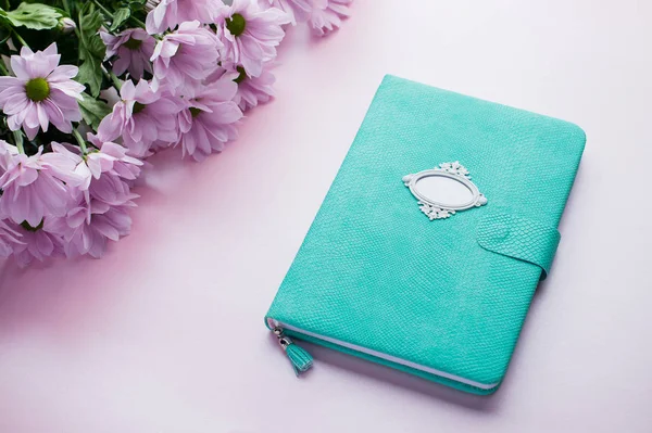 Kadın günlüğü ve güzel kasımpatı çiçekleri pembe tablo. P