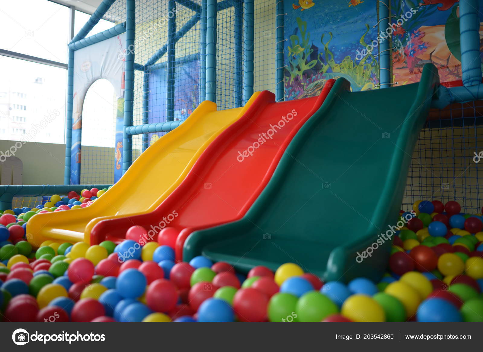 Jeux Pour Enfants Avec Des Toboggans En Plastique Et Des Boules