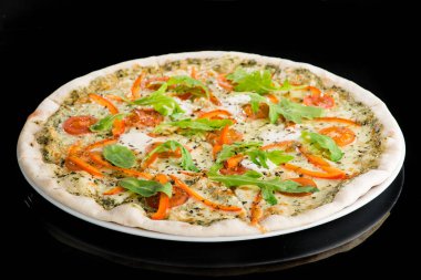 Geleneksel güzel İtalyan pizza domates, peynir, biber ile 