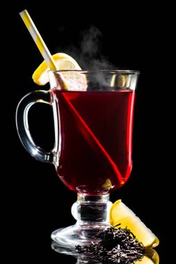 Kokteyl limon, vişne suyu ve Assam çay koyu arka yüzündeki sıcak